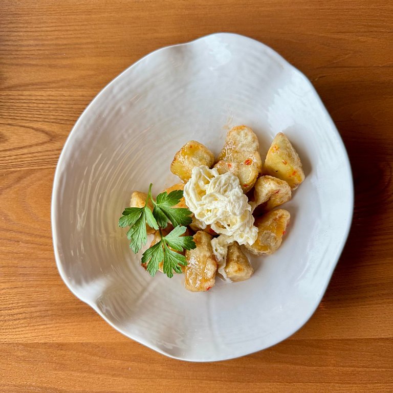 Б Закуска из хрустящих баклажанов со сливочной страчателлой 